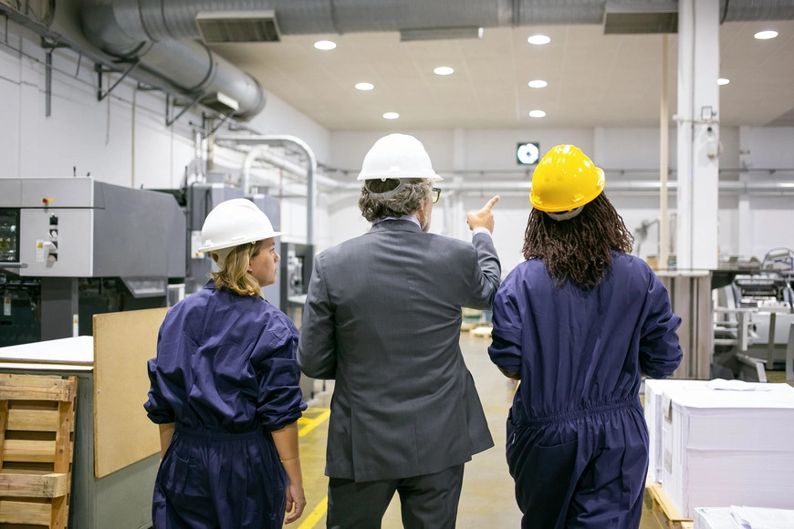 3 empleados en una instalación de ingeniería de proyectos
