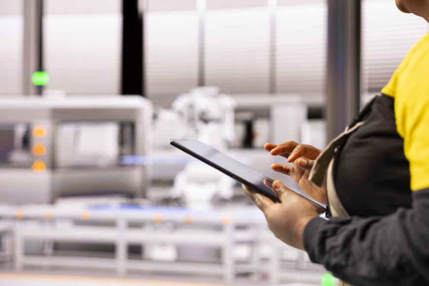 Mujer en un entorno industrial que representa qué es el control de la producción industrial