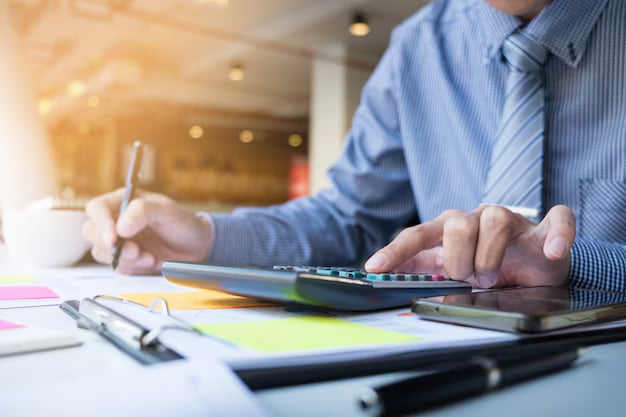 Gestor revisando facturación y documentación financiera en empresa de construcciones metálicas con ERP.