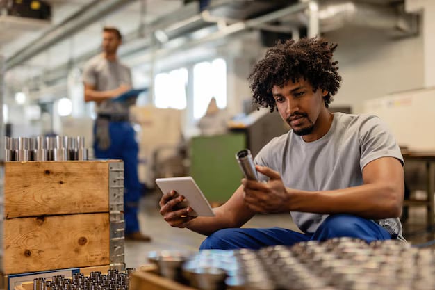 Técnico consultando información de producción en tablet en planta de construcciones metálicas con ERP.