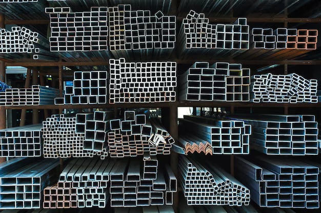 Stock de perfiles y tubos de acero apilados en almacén de empresa de construcciones metálicas.
