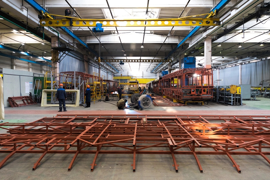 Interior de una fábrica: qué es un erp para construcción metálica y cómo aplica